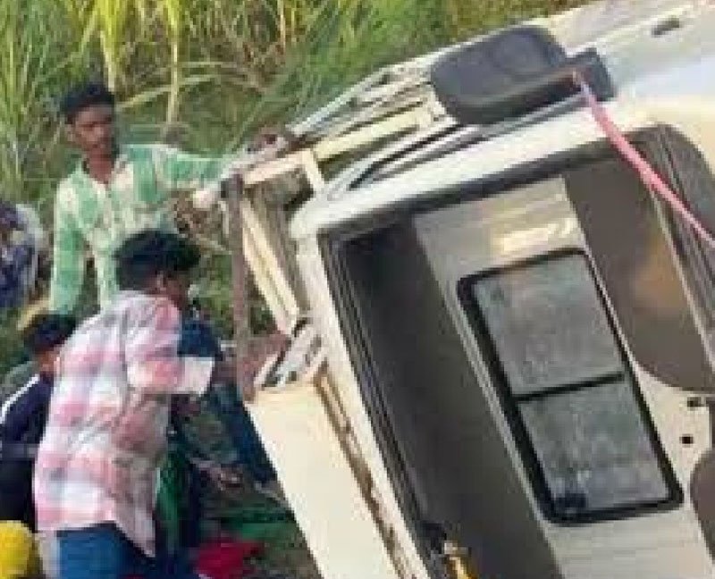 (कवर्धा-रायपुर) तेज रफ्तार पिकअप पलटी, 25 घायल