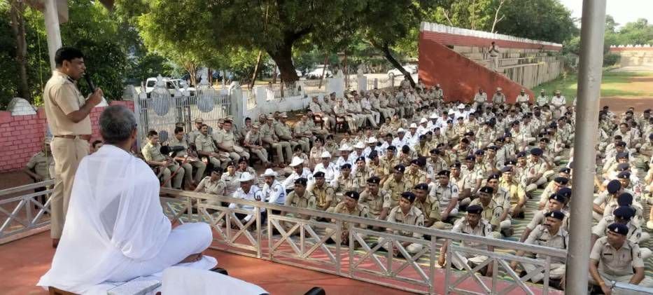 (रायपुर) मुनि सुधाकर ने पुलिस जवानों से कहा, प्रसन्नता के रसायन का सेवन करें