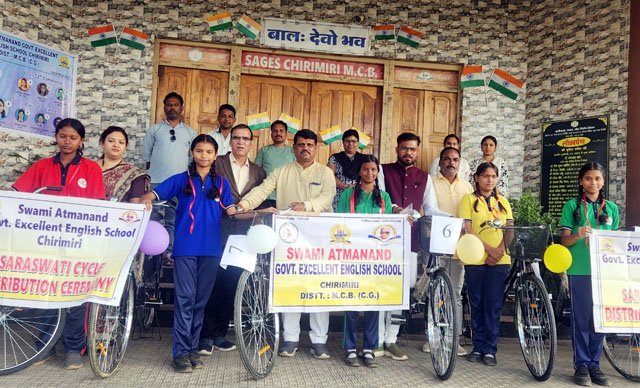 (चिरमिरी) स्वामी आत्मानंद उत्कृष्ट विद्यालय चिरमिरी में छात्राओं कोसाइकिल वितरण किया गया