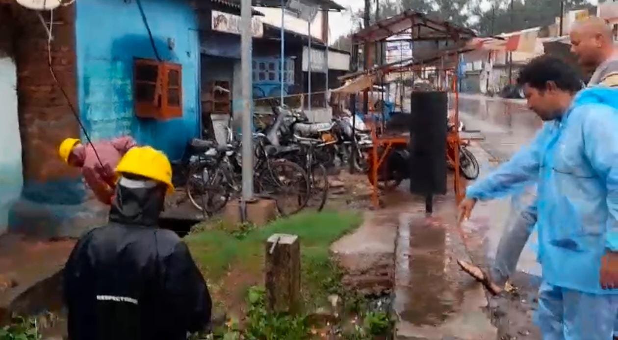 (जामुल/दुर्ग) जामुल में भारी बारिश के बीच नगर पालिका अध्यक्ष ने किया वार्डों का निरीक्षण