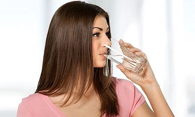 क्या रोजाना 8 गिलास पानी पीना जरूरी है? जानें सच्चाई