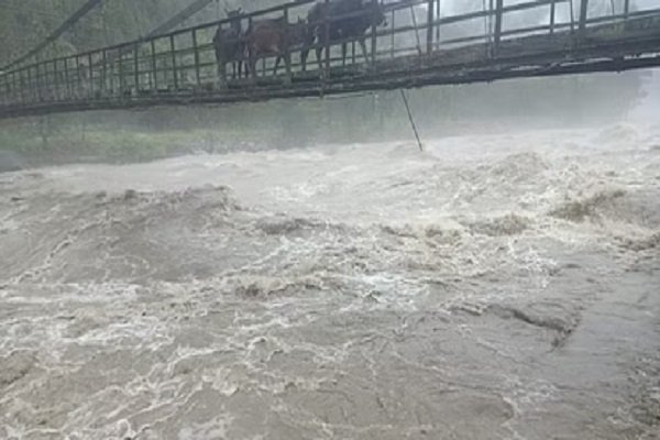 उत्तराखंड में बाढ़ का खतराः खतरे के निशान से ऊपर बह रही सभी नदियां, स्कूलों में छुट्टियों का ऐलान; रास्ते बंद