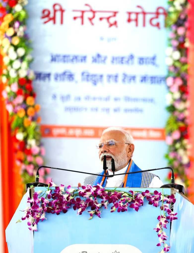 पंजा और लालटेन के लिए सिर्फ परिवार का विकास जरूरी