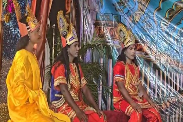 वाराणसी : कैदियों ने सेंट्रल जेल में रामलीला का मंचन किया