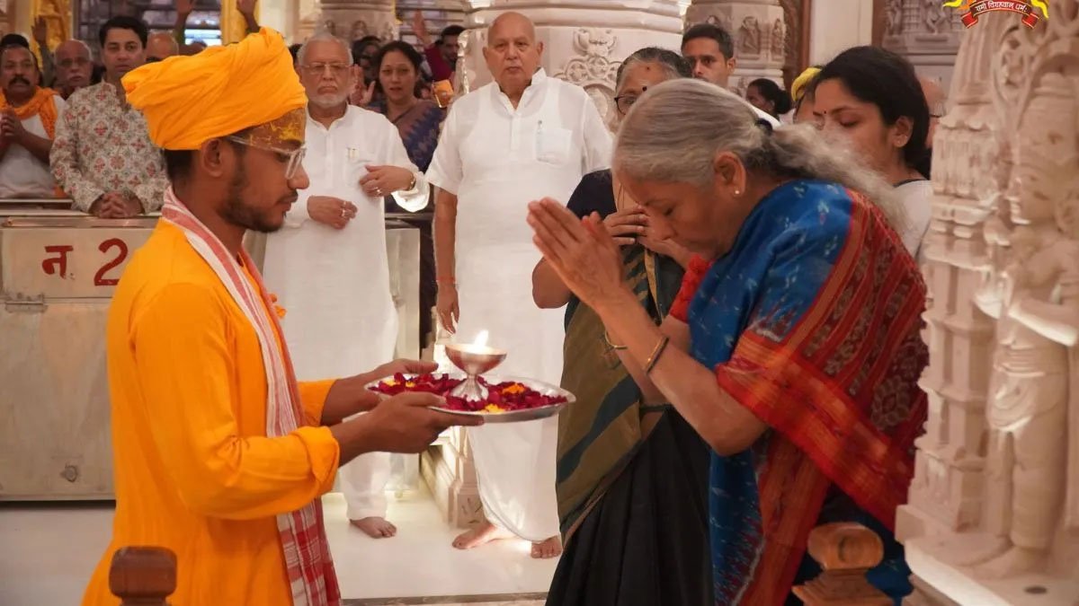 वित्त मंत्री निर्मला सीतारमण ने परिवार संग उतारी प्रभु श्रीरामलला की आरती