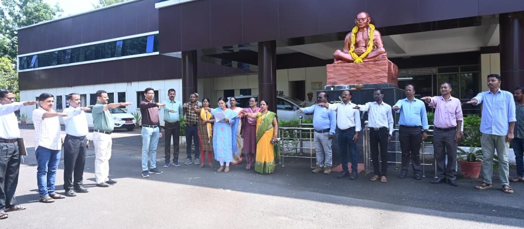 (कोरिया)महात्मा गांधी की प्रतिमा पर कलेक्टर सहित जिलाप्रशासन ने किया श्रद्वा सुमन अर्पित