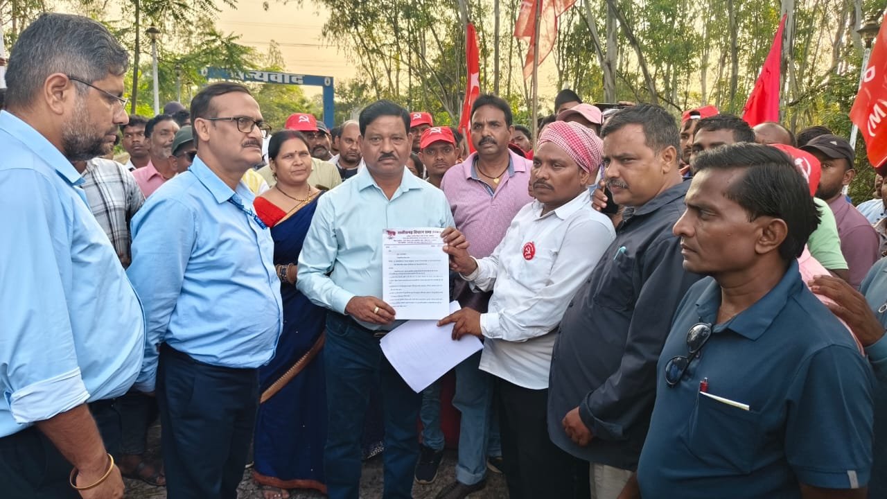 (कोरबा) जबरन खदान विस्तार के खिलाफ  एवं पुनर्वास और रोजगार की मांग को लेकर किसान सभा ने गेवरा महाप्रबंधक कार्यालय का किया घेराव