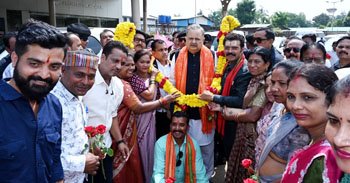 (जगदलपुर) विधान सभा अध्यक्ष डॉ रमन सिंह पहुंचे जगदलपुर, एयरपोर्ट पर हुआ स्वागत