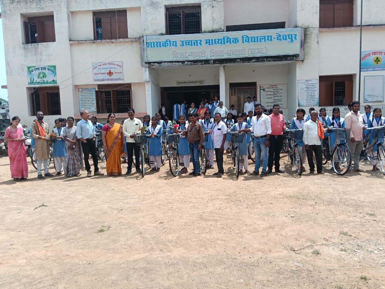 (धमतरी) हायर सेकेंडरी स्कूल सिहावा और देवपुर में छात्राओं को साइकिल वितरण