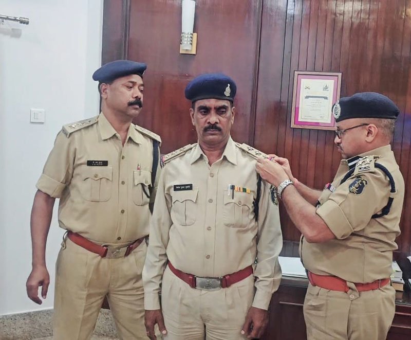(दुर्ग) पदोन्नति पाकर पुलिस कर्मियों के खिले चेहरे