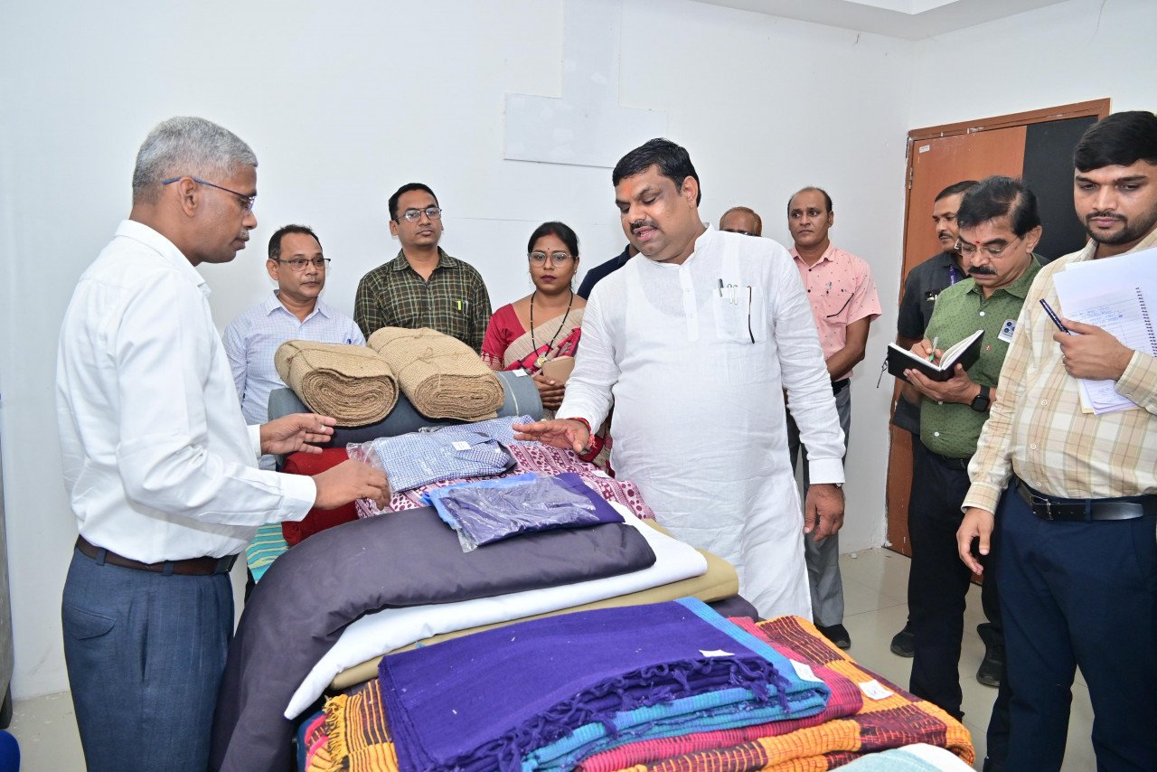 (रायपुर,)शासकीय विभागों में राज्य के बुनकरों द्वारा उत्पादित वस्त्रों का ही उपयोग हो - मंत्री यादव
