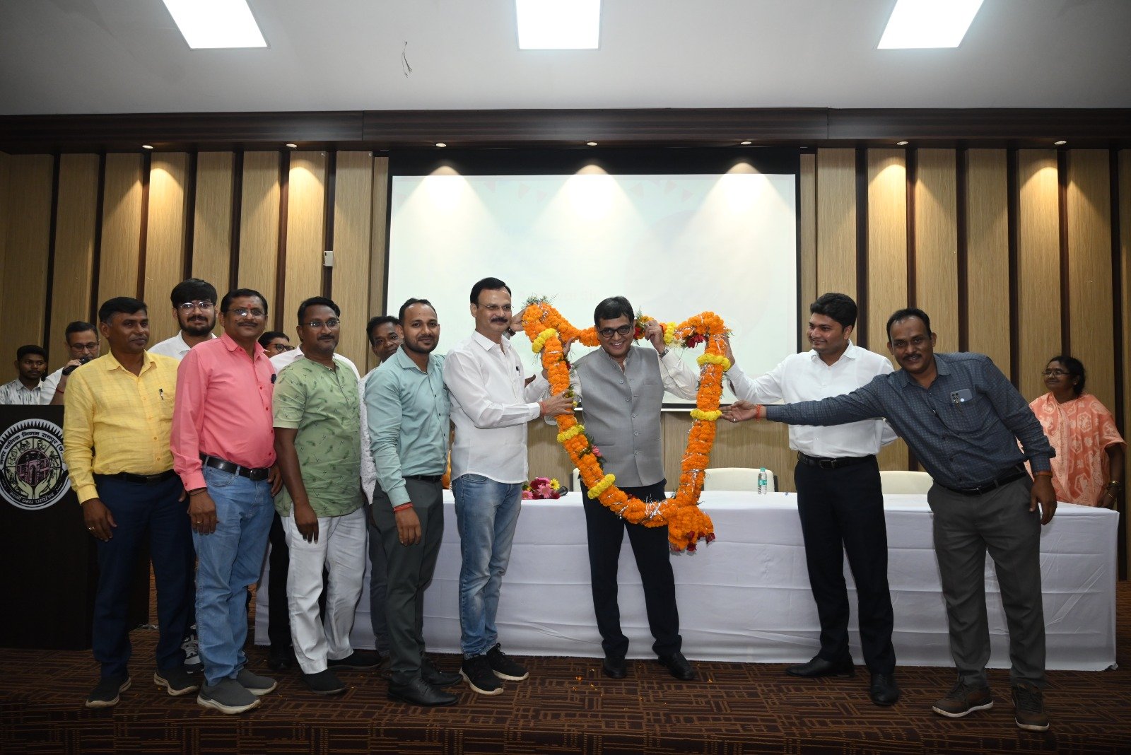 (रायपुर) अपर आयुक्त यू. एस. अग्रवाल को सेवानिवृत्त होने पर दी गई विदाई
