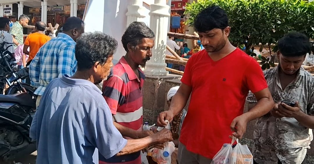 दुर्गोत्सव पर अब्दुल रहमान पहुंचे कालिका क्षेत्र दिया सांप्रदायिक सौहार्द का संदेश