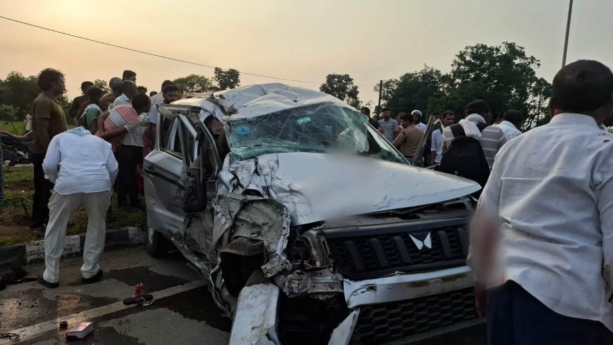 बोलेरो- ट्रक की भिड़ंत में 2 लोगों की मौत, कई महिलाएं गंभीर घायल, तेरहवीं कार्यक्रम से लौट रहे थे