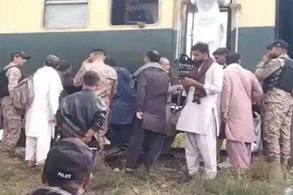 धमाके से दहला पाकिस्तान : बलूच विद्रोहियों ने सेना को निशाना बना उड़ाई ट्रेन, 6 डिब्बे पटरी से उतरे