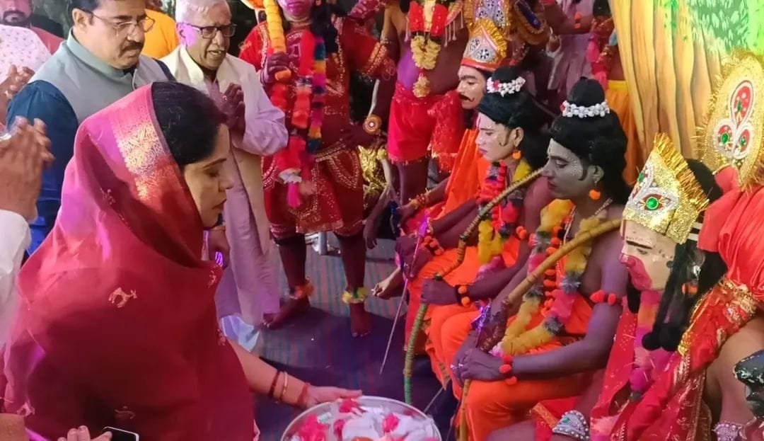 (धमतरी)दशहरे पर्व पर धमतरी गौशाला मैदान में हुआ रावण दहन कार्यक्रम, भाजपा प्रदेश उपाध्यक्ष रंजना साहू हुई शामिल