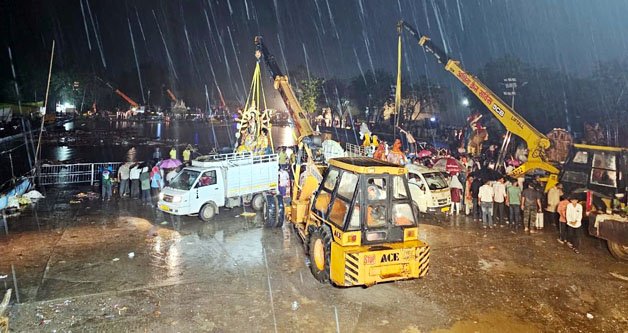 (रायपुर) माँ दुर्गा की मूर्तियों का महादेवघाट के समीप विसर्जन कुण्ड में भक्तों ने किया श्रद्धापूर्ण विसर्जन