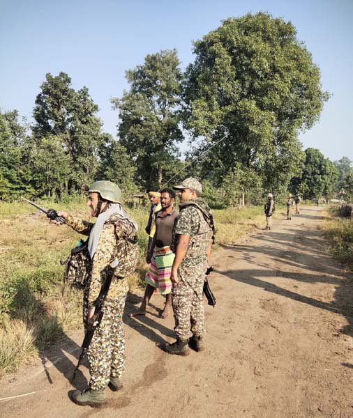 (मोहला) मतदान पूर्व सुरक्षा को ध्यान में रखते हुयें जिला पुलिस बल एवं आईटीबीपी के द्वारा संघन जॉच अभियान चलाकर, संदिग्ध गतिविधियों की जांच