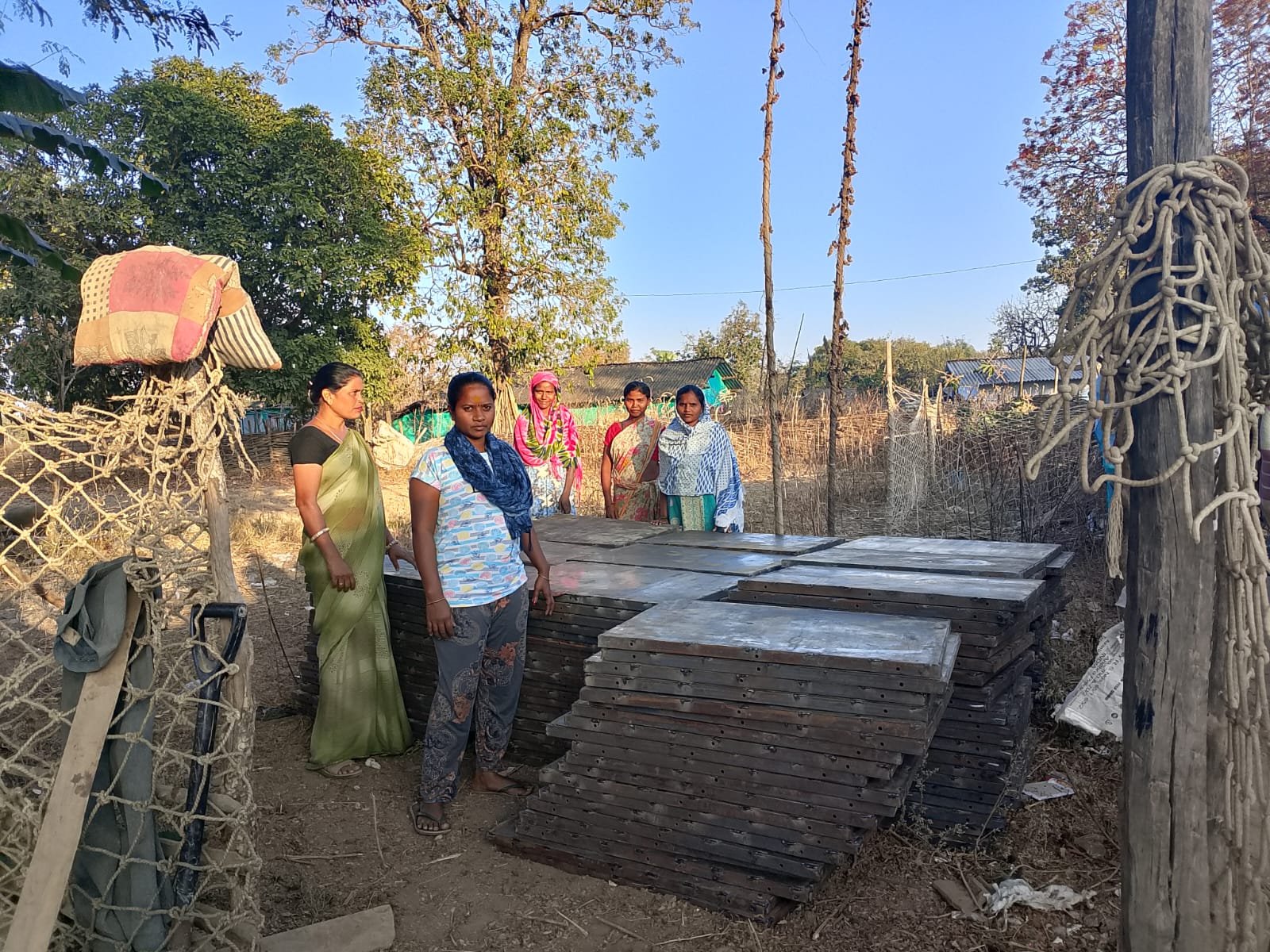 (जगदलपुर) सेंटरिंग प्लेट व्यवसाय से जुड़कर महिलाएं बन रही हैं आत्मनिर्भर
