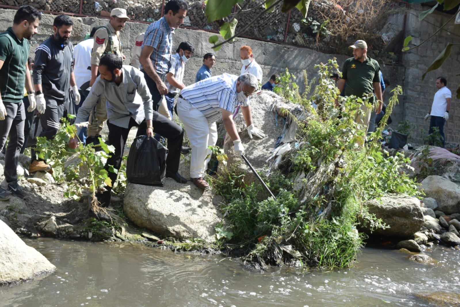 भल्ला में भव्य समारोह के बीच प्रखंड स्तरीय मिट्टी यात्रा का आयोजन किया गया