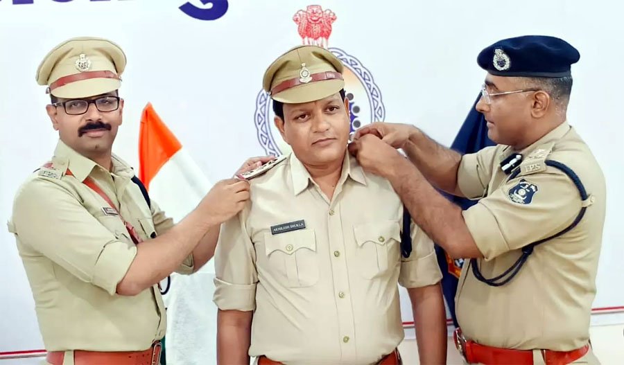 (धमतरी) पुलिस अधीक्षक के सूबेदार अखिलेश शुक्ला को आईजी एवं एसपी ने स्टार लगाकर दी पद्दोन्नति