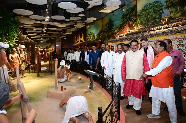 (रायपुर) केन्द्रीय मंत्री ओराम ने जनजातीय संग्रहालय के लोकार्पण की तैयारियों का लिया जायजा