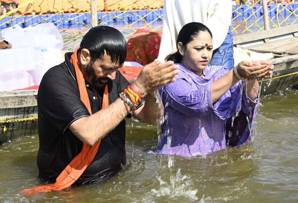 मुख्यमंत्री नायब सिंह सैनी ने अपनी धर्मपत्नी के साथ गुरुवार महाकुंभ में लगाई आस्था की डुबकी