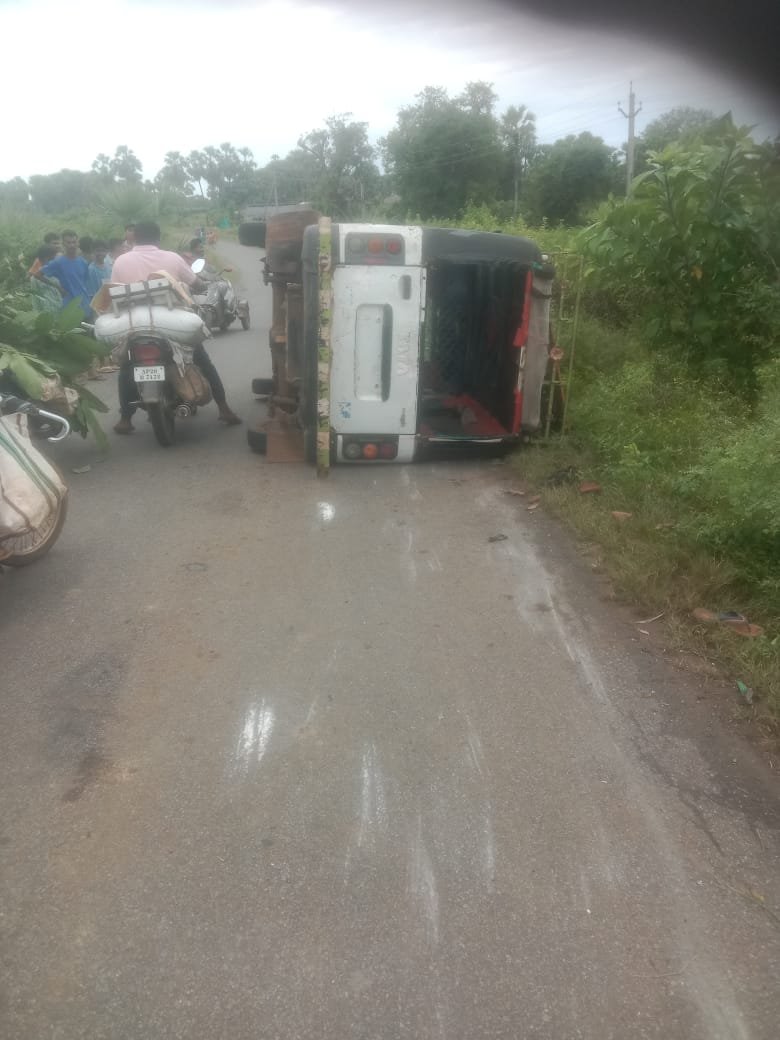 (सुकमा) गोल्लापल्ली के ग्रामीणों की गाड़ी पलटी, पांच घायल