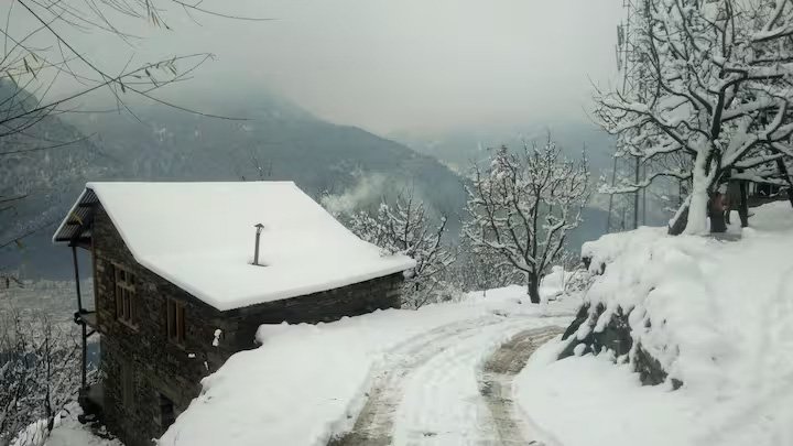 उत्तर भारत में शुरू हुई कंपकंपा देने वाली ठंड, कश्मीर में शून्य से नीचे गिरा तापमान 