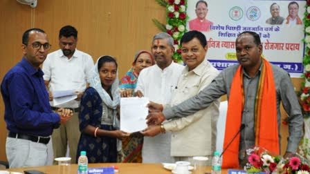 (कोरबा) बिरहोर जनजाति के युवा और युवतियों को अतिथि शिक्षक की मिली नौकरी