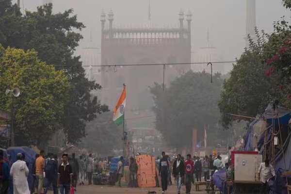 दिल्ली में ठंड ने दी दस्तक, छाया घना कोहरा, AQI गंभीर श्रेणी में बरकरार