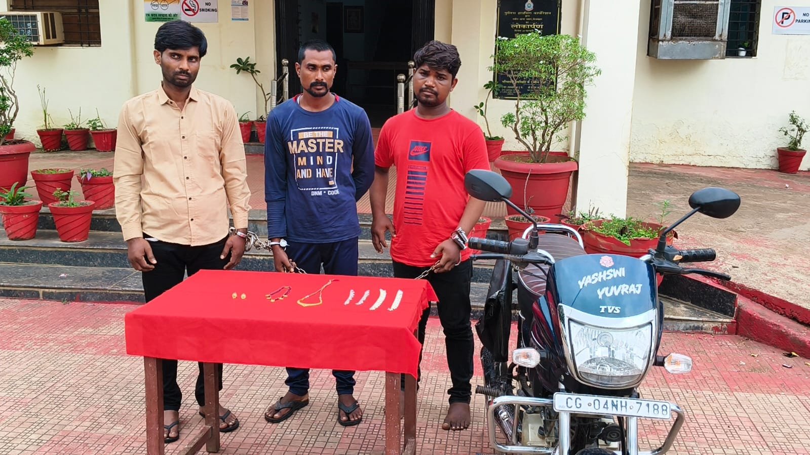 (रायपुर) सूने मकान का ताला तोड़कर चोरी की घटना को अंजाम देने वाले 02 सगे भाई सहित कुल 03 आरोपी गिरफ्तार