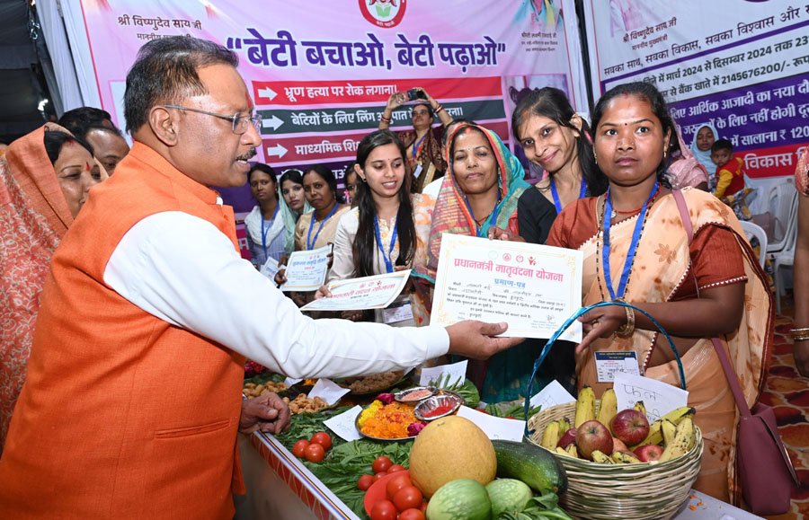 (जशपुरनगर) मुख्यमंत्री ने अटल सुशासन समारोह में हितग्राहियों को सामग्री, उपकरण एवं प्रशस्ति पत्र का वितरित किया गया