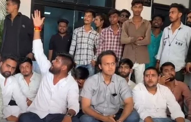 (रायपुर )युवा कांग्रेस ने किया अधिकारी का घेराव, एट्रोसिटी एक्ट में मामला दर्ज