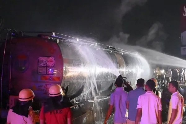 जयपुर-अजमेर हाईवे पर 2 घंटे में फटे 200 सिलेंडर, केमिकल से भरा टैंकर LPG ट्रक में घुसा; एक की मौत