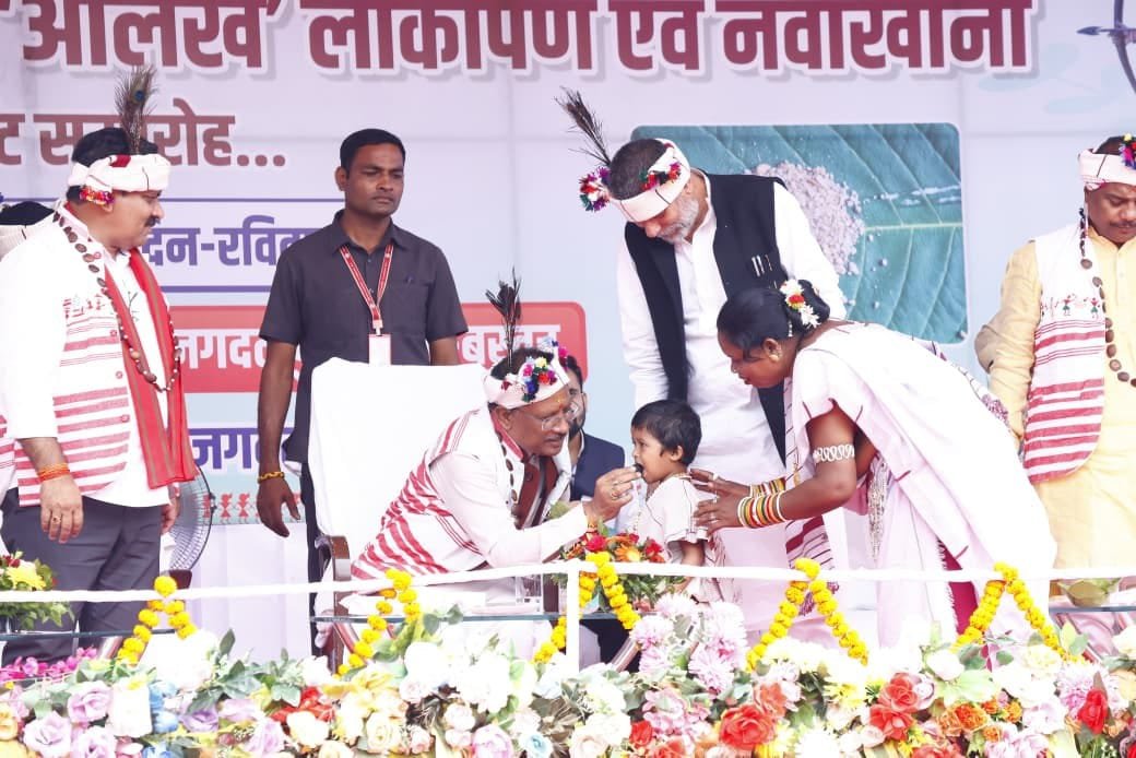 (रायपुर) मुख्यमंत्री विष्णुदेव साय का आत्मीय और वात्सल्यपूर्ण व्यवहार : नन्ही बच्ची भूमिका बघेल को दुलारते हुए खिलाया महुआ लड्डू