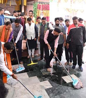 (रायपुर)  केन्द्रीय मंत्री डॉ. मनसुख मांडविया महामाया मंदिर परिसर में स्वच्छता अभियान में हुए शामिल