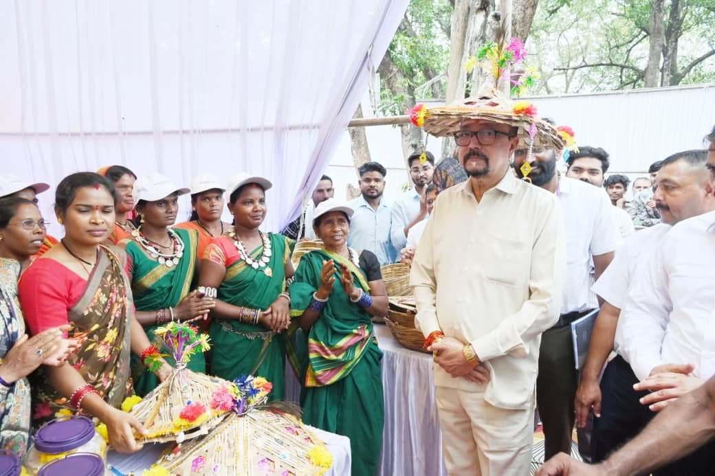 (कवर्धा ) राज्यपाल रमेन डेका ने भोरमदेव मंदिर परिसर में लखपति दीदियों से की मुलाकात