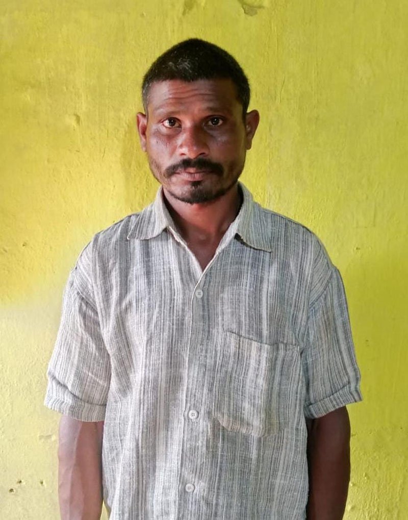 (धमतरी) कच्ची महुआ शराब बेचते पकड़ाया युवक 