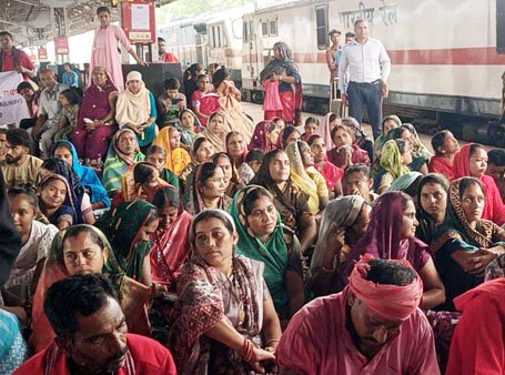 (रायपुर) रायपुर रेलवे स्टेशन पर कुलियों का विरोध जारी