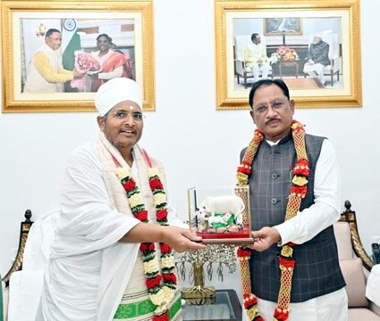 (रायपुर) मुख्यमंत्री से पूज्य संत असंग देव ने की सौजन्य भेंट
