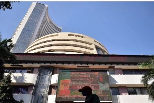 वैश्विक स्तर पर मिलेजुले संकेतों से सपाट खुला शेयर बाजार