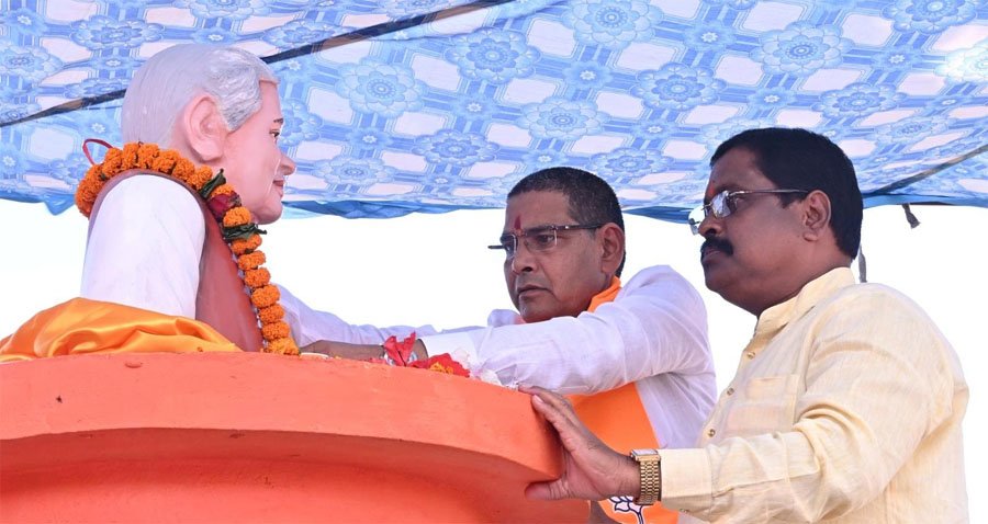(रायपुर) भारत रत्न स्व. अटल बिहारी बाजपेयी के प्रतिमा का टंकराम वर्मा ने किया अनावरण