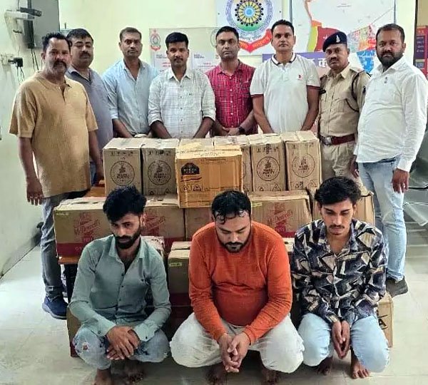 (रायपुर) तीन शराब तस्करों से 240 बोतल अवैध शराब जब्त