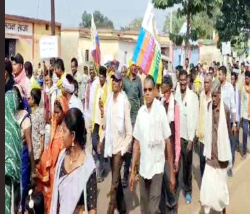 (बेमेतरा) विधायक के पुत्र की गिरफ्तारी को लेकर आदिवासी समाज ने दिया धरना