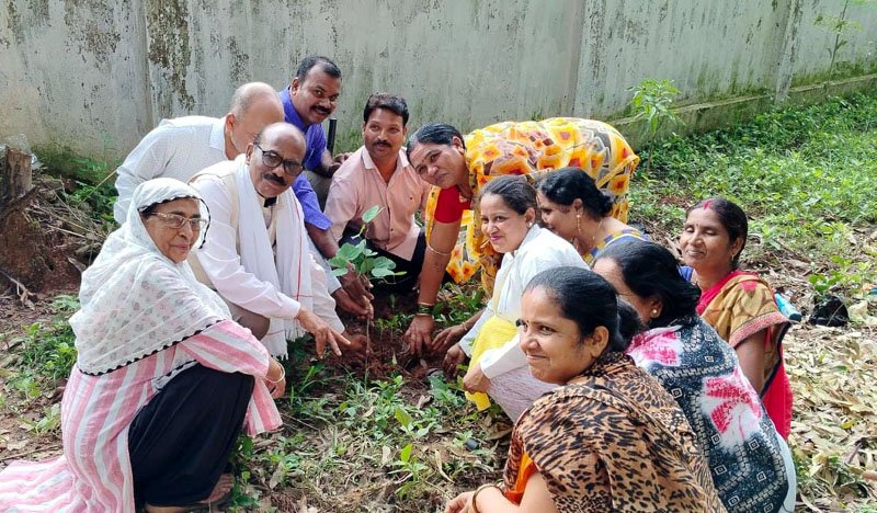 (जगदलपुर) भाजपा कार्यकर्ताओं ने आस्था निकुंज परिसर में मां के नाम अभियान के तहत पौधरोपण किया