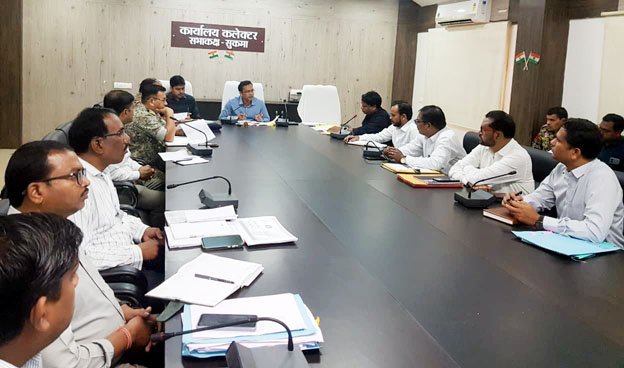 (सुकमा) आत्मसमर्पित माओवादियों व पीडि़त परिवारों को शासन के योजनाओं से लाभान्वित करने की दिशा में करें कार्य - कलेक्टर