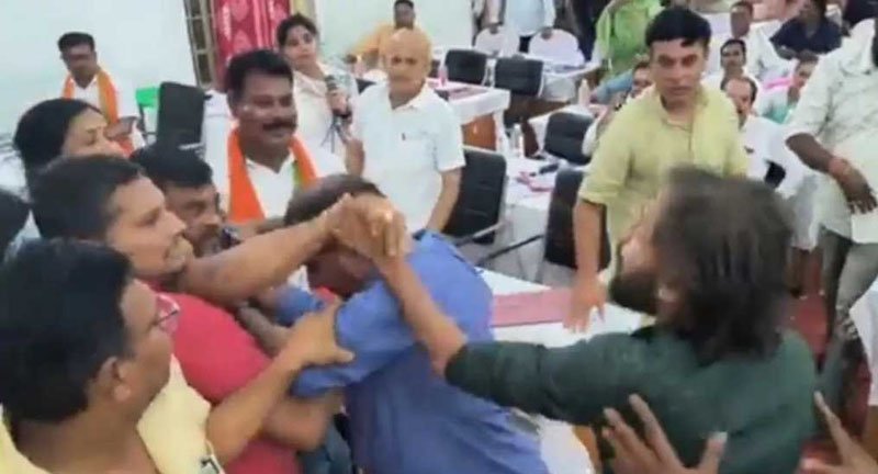 (राजनांदगांव-रायपुर) कांग्रेस-भाजपा पार्षद के बीच जमकर चले लात-घूंते