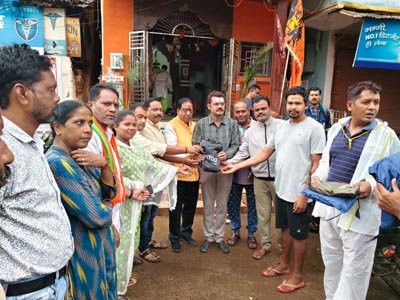  (जगदलपुर) सफ ाई मित्रों को वितरित किए रेन कोट महापौर ने