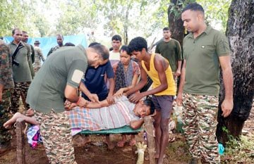 (बीजापुर) सीआरपीएफ मानवता भरी पहल, सर्पदंश से पीडि़त ग्रामीण को केरिपु के जवानों ने पहुंचाई मदद
